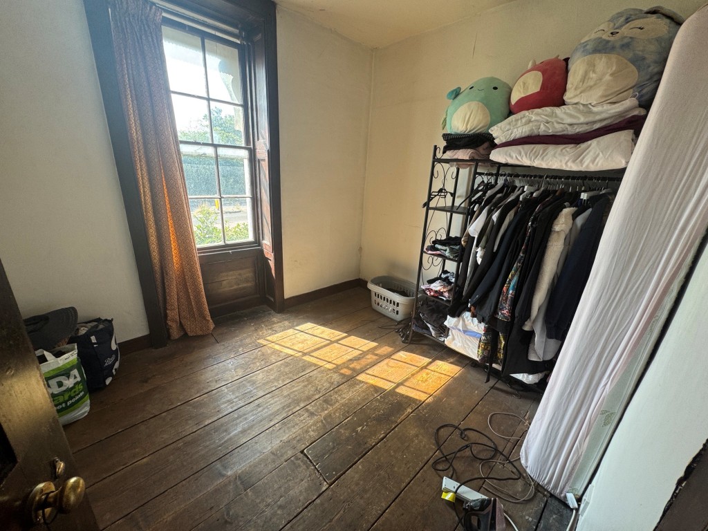 Lot: 144 - FREEHOLD DETACHED PERIOD FARMHOUSE, STUDIO APARTMENT OVER QUADRUPLE GARAGE - RESIDENTIAL INVESTMENT - Farmhouse - bedroom 6